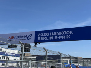 Blick auf die Ziellinie der Formel-E-Rennstrecke auf dem Tempelhofer Feld in Berlin, umgeben von Zuschauern bei sommerlichem Wetter
