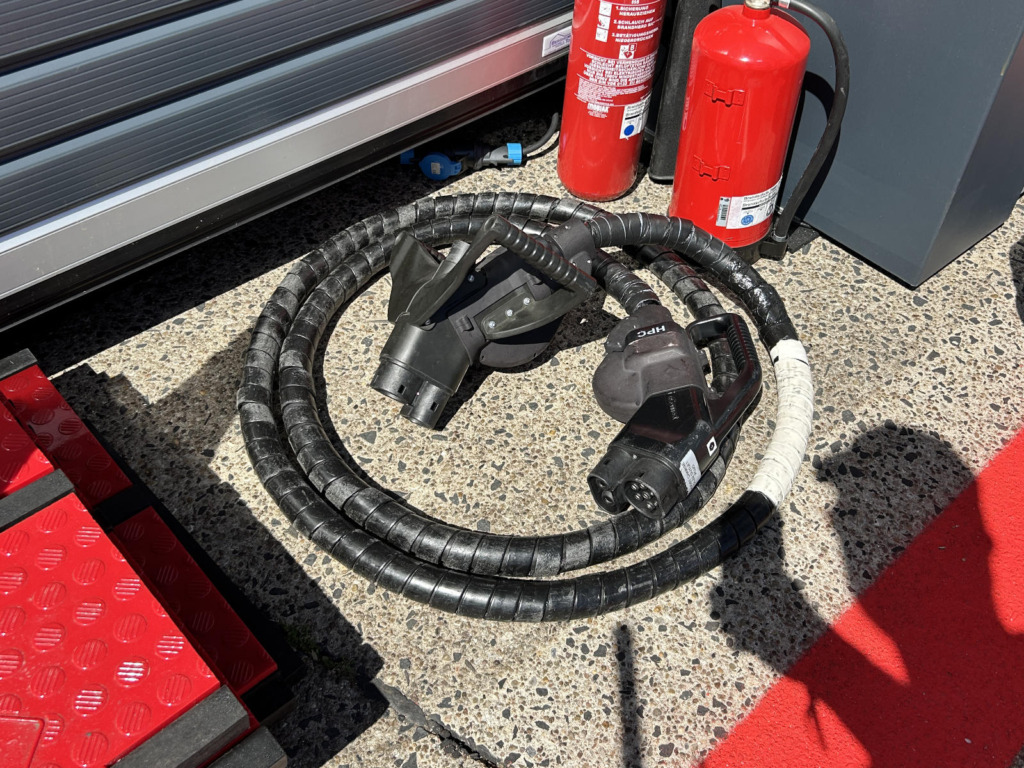 Hochleistungs-Ladekabel in der Boxengasse der Formel E, mit dem die Fahrzeuge beim Pit-Boost in rund 30 Sekunden Energie nachladen