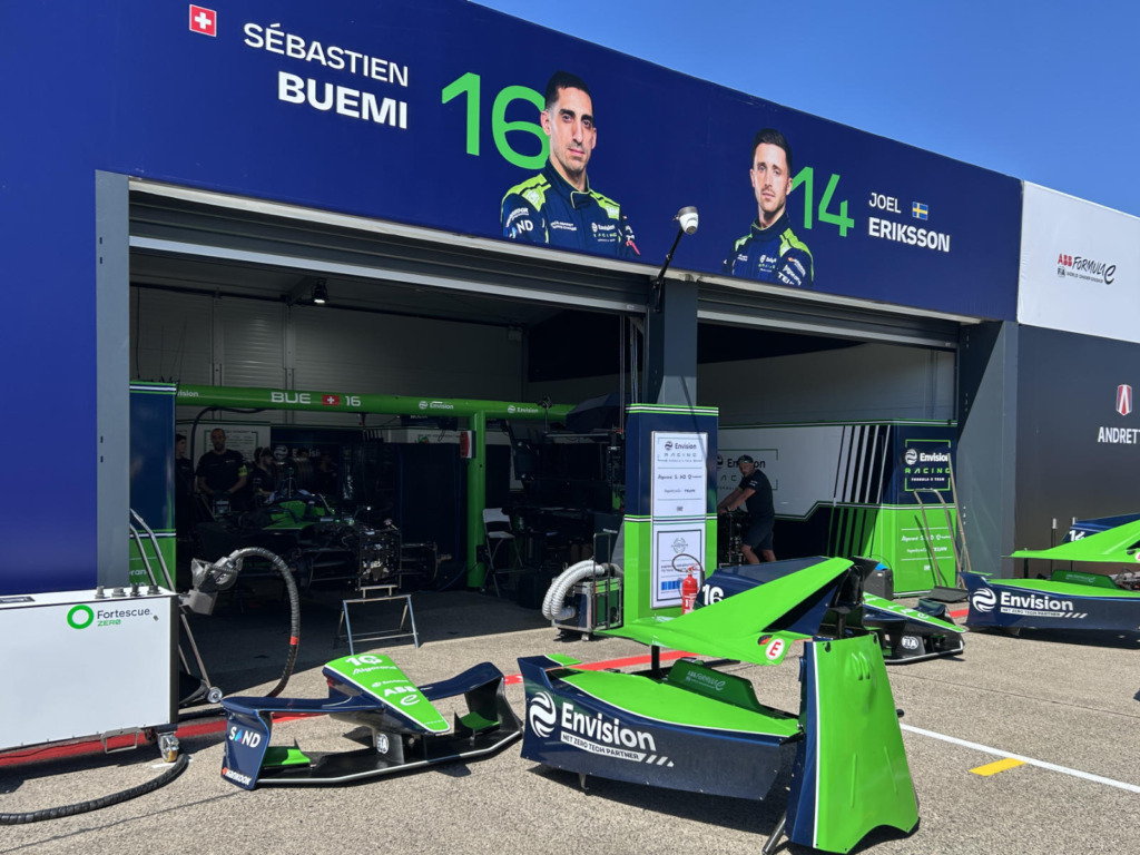 Blick in die Boxengasse des Formel-E-Rennens in Berlin mit Mechanikern und Fahrzeugen kurz vor dem Start