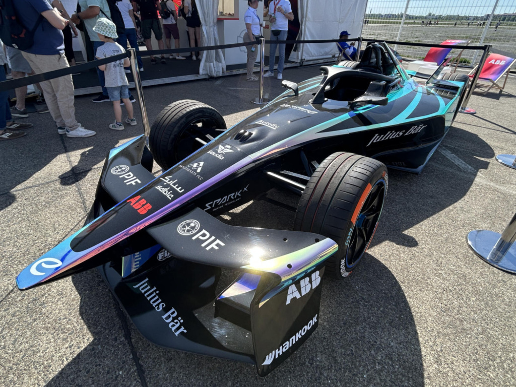 Formel-E-Rennwagen der Generation GEN3 Evo auf der Strecke des Tempelhofer Feldes – das letzte Modell vor der neuen GEN4-Ära