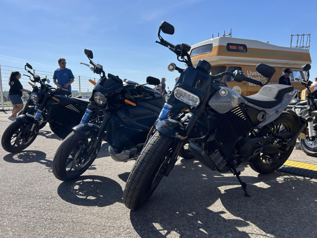 Ausstellung vollelektrischer Motorräder und Roller im Fan-Village des Formel-E-Events auf dem Tempelhofer Feld Berlin 2026
