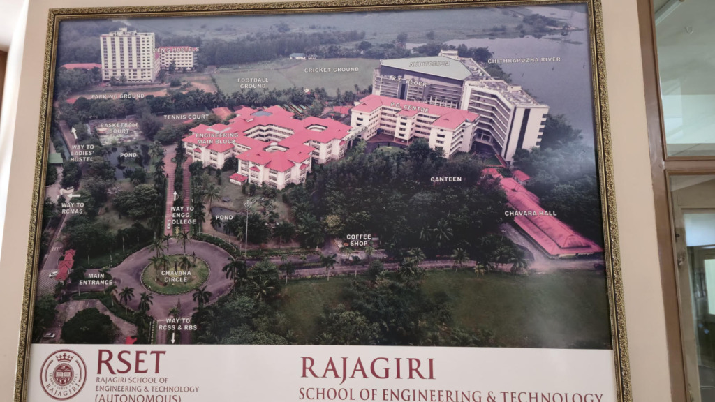 Gerahmter Lageplan der Rajagiri School of Engineering and Technology (RSET) in Kochi, Kerala. Die Luftbildkarte zeigt die Campusgebäude mit roten Dächern, Sportanlagen, Wohnheime sowie den angrenzenden Chithrapuzha River.