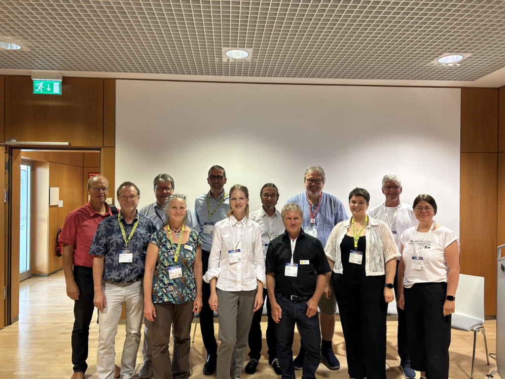 Gruppenfoto von zwölf DGS-Referent:innen der SolarSchulen bei ihrem Treffen am Rande der Intersolar Europe 2026.