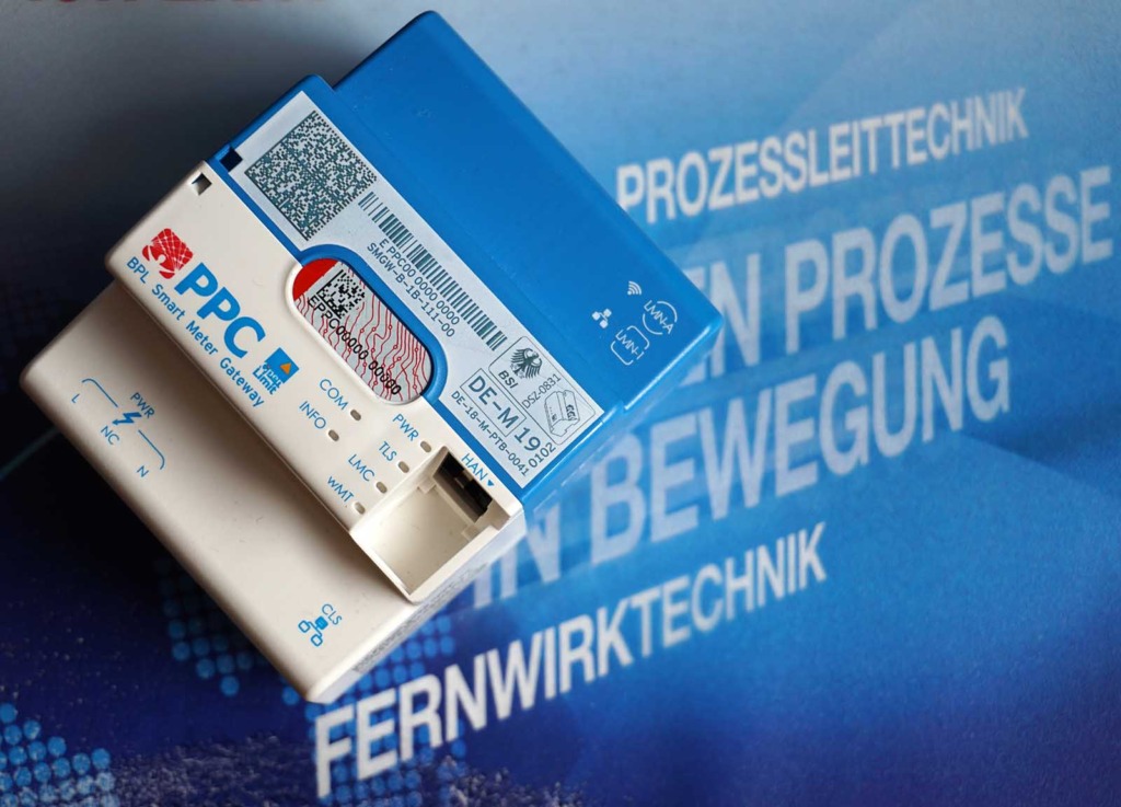 Smart Meter Gateway von PPC mit BSI-Zulassung und Datenmatrix-Codes vor blauem Hintergrund mit Schriftzug „Prozessleittechnik" und „Fernwirktechnik"