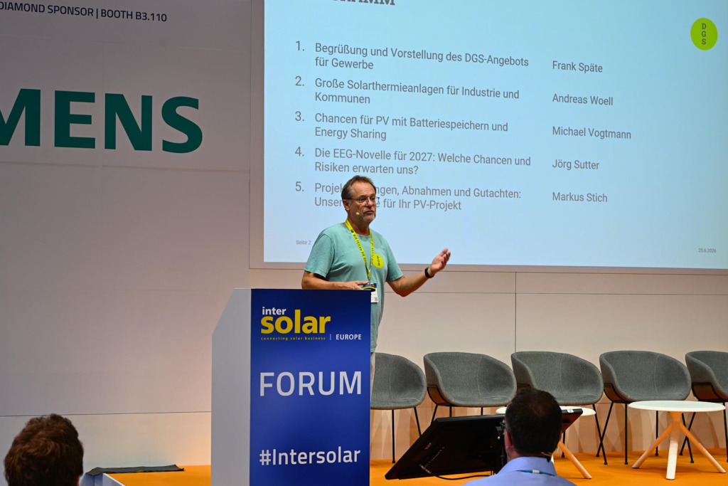 Frank Späte begrüßt die Besucher:innen des DGS-Forums auf der Intersolar Europe 2026 und stellt die Programmpunkte zu Solarthermie, PV-Batteriespeichern und der EEG-Novelle 2027 vor.