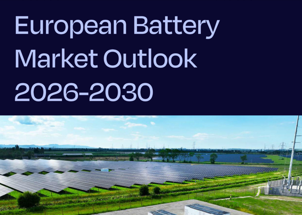 Titelseite „European Battery Market Outlook 2026-2030" mit Luftaufnahme eines Solarparks und Batteriespeicher-Containern