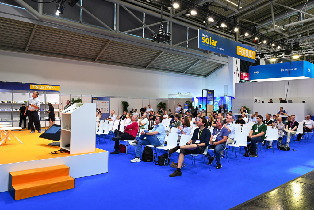 Zahlreiche Besucher:innen verfolgen einen Vortrag im DGS-Forum auf der Intersolar Europe 2026 in München.