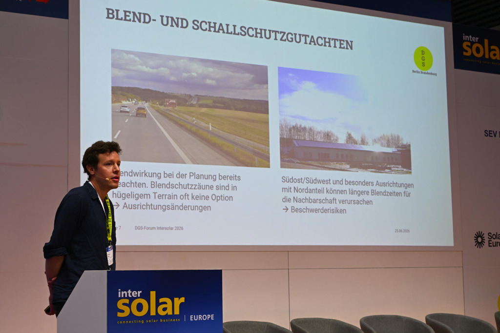 Ein Referent spricht beim DGS-Forum Intersolar 2026 über Blend- und Schallschutzgutachten bei PV-Anlagen anhand von Praxisbeispielen.
