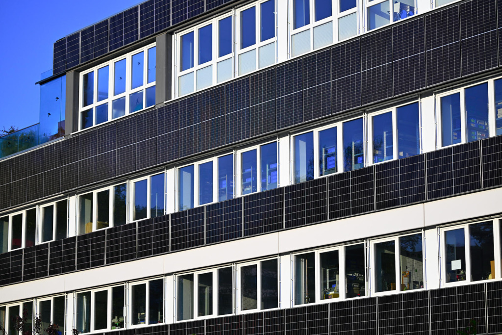 Gewerbegebäude mit integrierter Photovoltaik-Fassade an mehreren Stockwerken