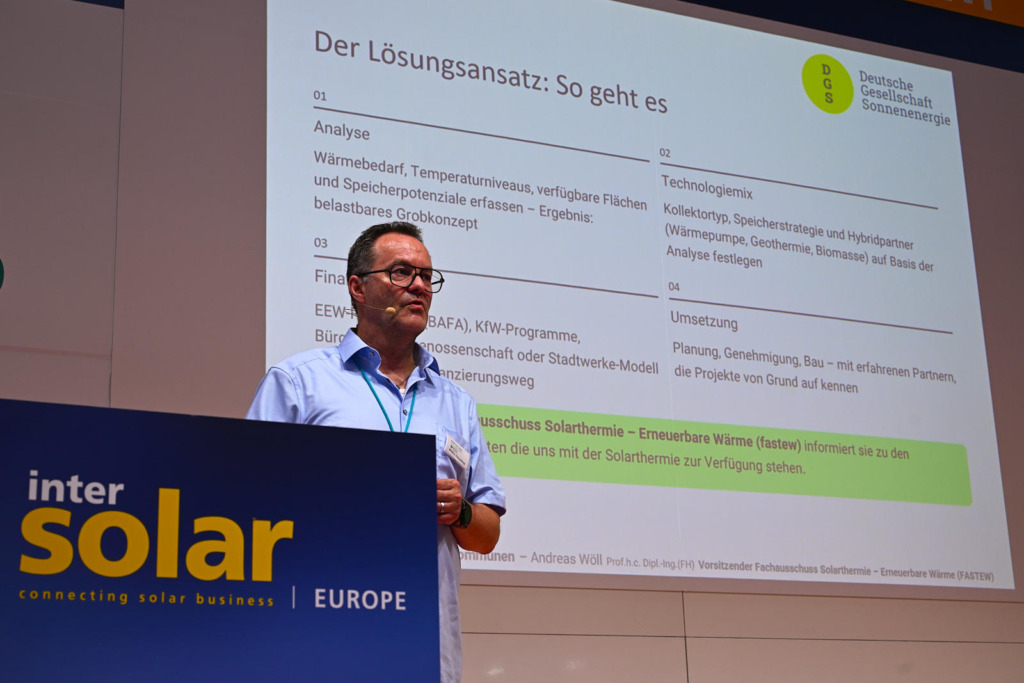 Andreas Wöll referiert beim DGS-Forum auf der Intersolar Europe 2026 vor einer Präsentationsfolie zu Lösungsansätzen für Solarthermie-Projekte