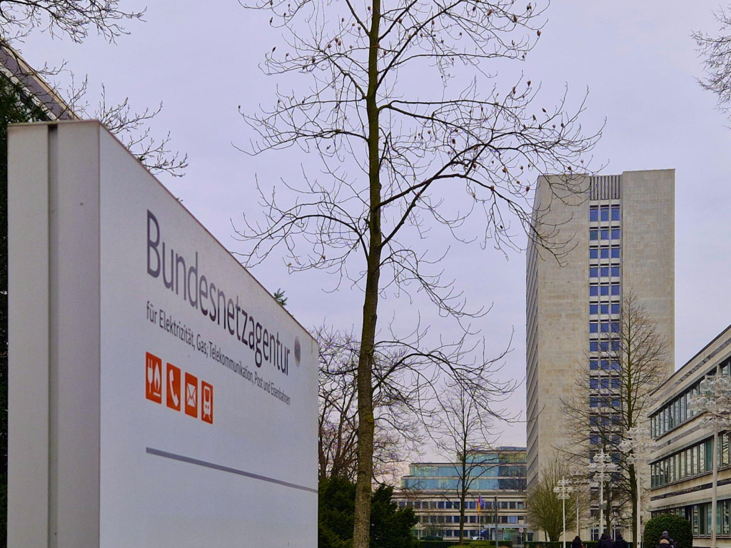 Gebäude und Schild der Bundesnetzagentur in Bonn, die die AgNes-Netzentgeltreform entwickelt