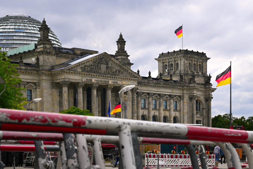Reichstagsgebäude in Berlin mit Bauzaun im Vordergrund, Symbolbild für die anstehenden Beratungen zu EEG 2027 und Netzpaket im Bundestag