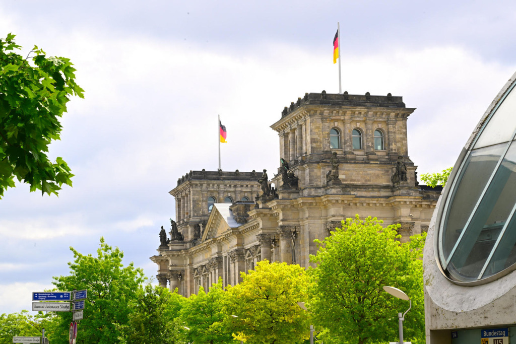 Reichstagsgebäude in Berlin mit deutschen Flaggen – der Bundestag muss den EEG-Gesetzentwurf nun nachbessern