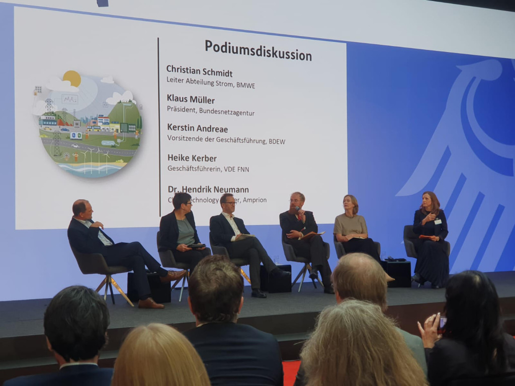 Podiumsdiskussion auf der dena-Konferenz zur Roadmap Systemstabilität mit Christian Schmidt (BMWE), Klaus Müller (Bundesnetzagentur), Kerstin Andreae (BDEW), Heike Kerber (VDE FNN) und Dr. Hendrik Neumann (Amprion).
