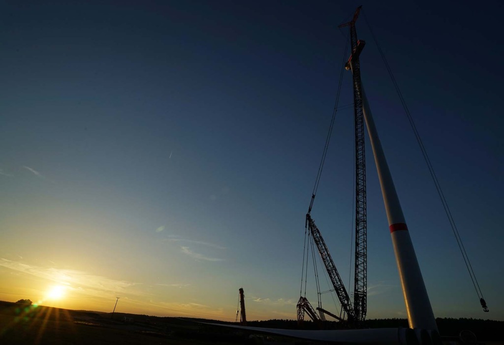 Windkraftanlage im Bau bei Abenddämmerung – Sinnbild für die Sonderausschreibung Windenergie im Süden Deutschlands