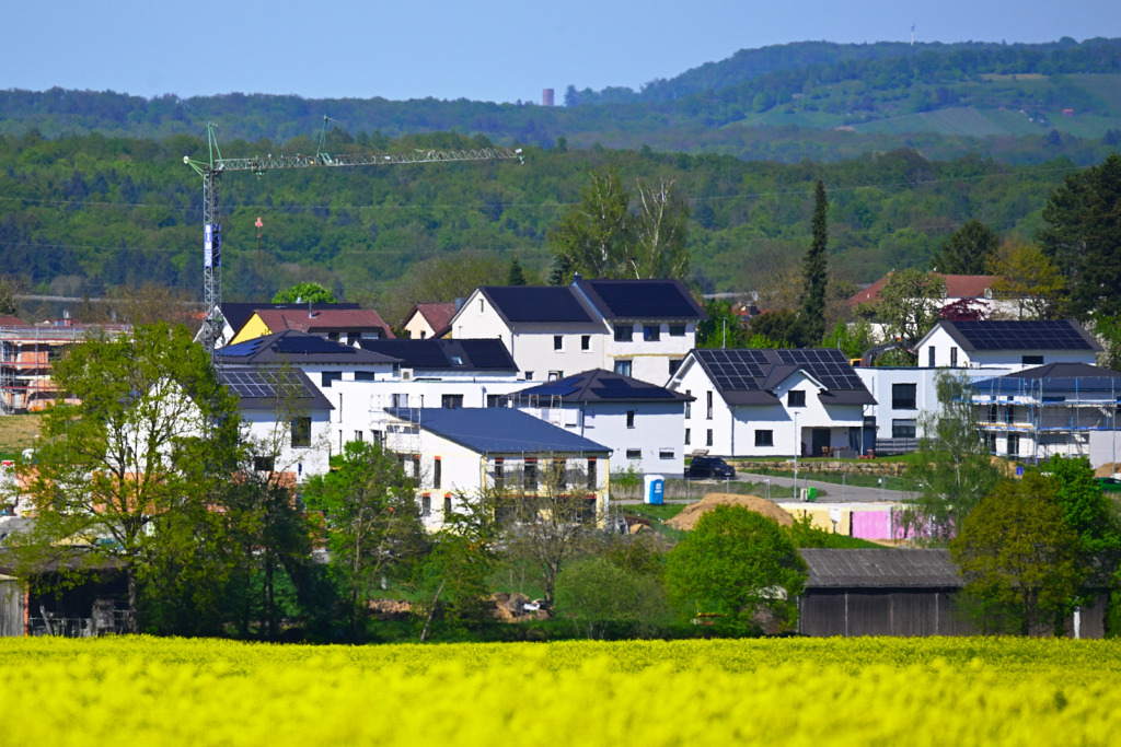 Neubaugebiet mit mehreren Wohnhäusern mit Photovoltaikanlagen auf den Dächern