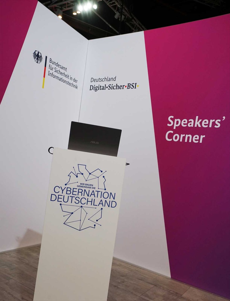 Leeres Rednerpult mit dem Slogan „Cybernation Deutschland“ in der Speakers’ Corner am Messestand des Bundesamts für Sicherheit in der Informationstechnik