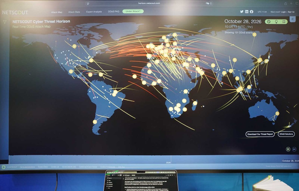 Bildschirm mit der Echtzeitkarte „NETSCOUT Cyber Threat Horizon“: Leuchtende Linien zeigen weltweite DDoS-Angriffe, viele davon auf Europa gerichtet