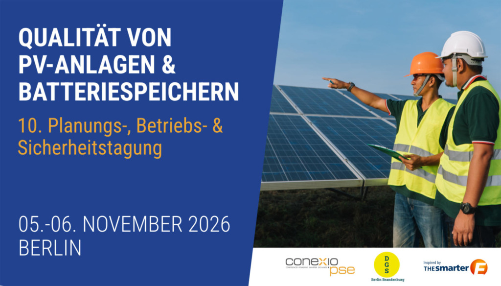 Ankündigung: Qualität von PV-Anlagen & Batteriespeichern, 10. Planungs-, Betriebs- & Sicherheitstagung, 5.–6. November 2026, Berlin. Zwei Fachkräfte mit Helm vor Solarmodulen.