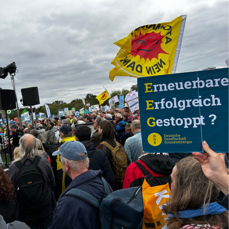 Demonstrierende mit Plakaten für den Ausbau der Erneuerbaren Energien im Berliner Regierungsviertel
