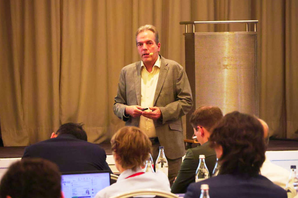 Jörg Sutter von der DGS hält auf der Batteriekonferenz in Frankfurt einen Vortrag über PV-Anlagen mit Batteriespeichern
